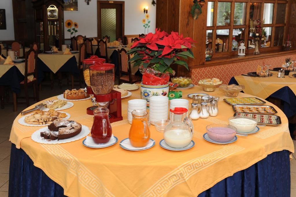 Hotel Bucaneve Моена Стая снимка